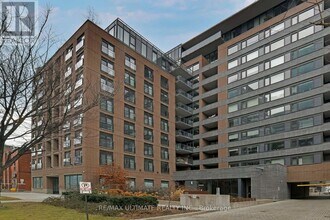 Building Photo - 400 Wellington St W