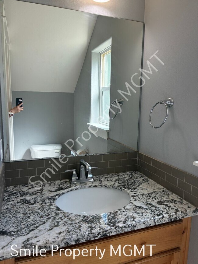 Foto del edificio - A beautiful 3 bedrooms and 2.5 bathrooms townhouse located in Milwaukie city.