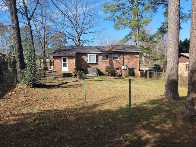 Foto del edificio - Right outside of Harbison 3 Bedroom 1 Bath...