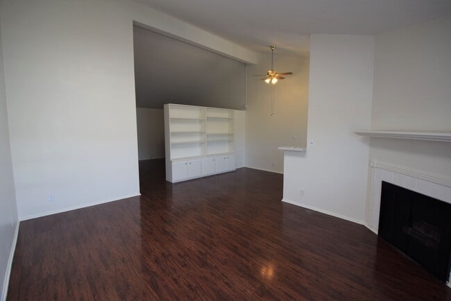 Building Photo - 12142 Oxnard St