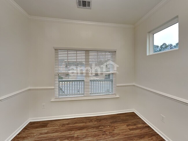 Foto del edificio - 323 Stoney Hollow Rd