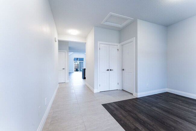 Photo du bâtiment - Port Stanley -4 Bedroom * Main floor office / Master Suite * Available April 2026 – $2695