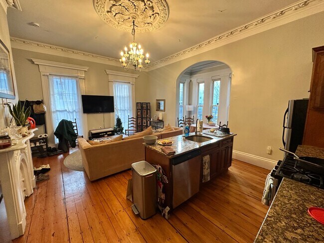 Building Photo - 131 Hillside St