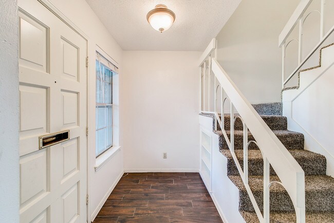 Foto del edificio - 615 Towne House Ln