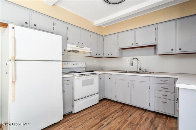 Building Photo - 7 Skidmore Dr