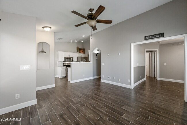 Building Photo - 2075 S Peppertree Dr