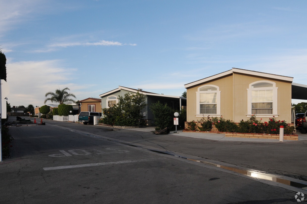 Emerald Isle Mobile Home Park Apartments in Garden Grove, CA