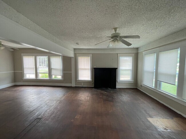 Foto del edificio - Spacious 3 bedroom, 1 bath