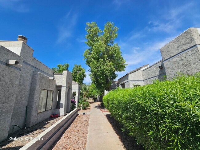 Foto del edificio - FREE RENT  INTERESTED??  Welcome nearly new, updated single-level patio home
