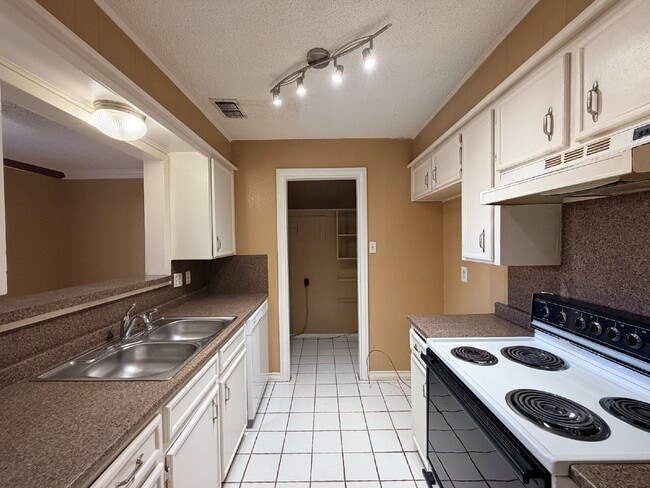 Building Photo - "Charming 3-Bed, 2-Bath Home in Lubbock – Spacious 1,233 Sq Ft Gem on 33rd Street!"