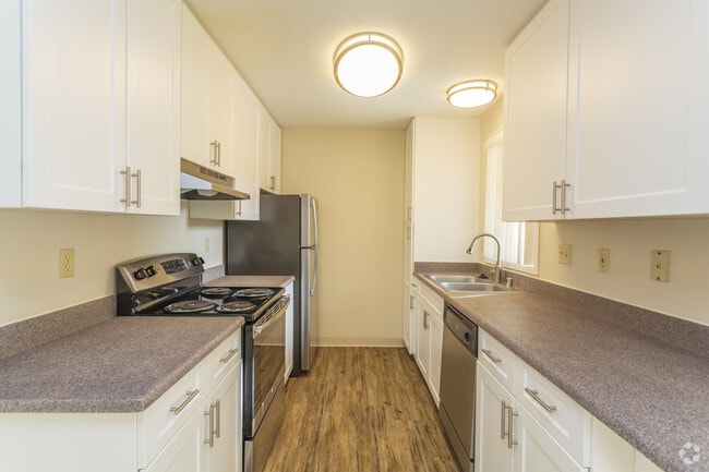 2 BR, 2 BA - 884 SF - Park Bonita