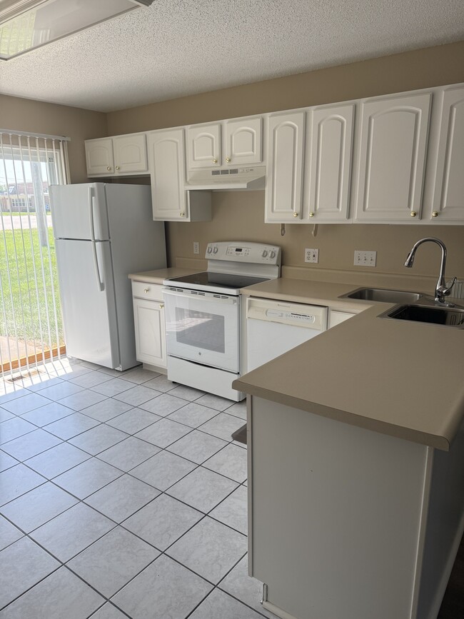 Building Photo - 714 Pine Ridge Dr