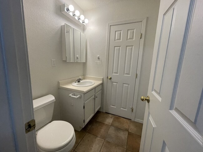 Building Photo - 2900 Vista Del Rey NE