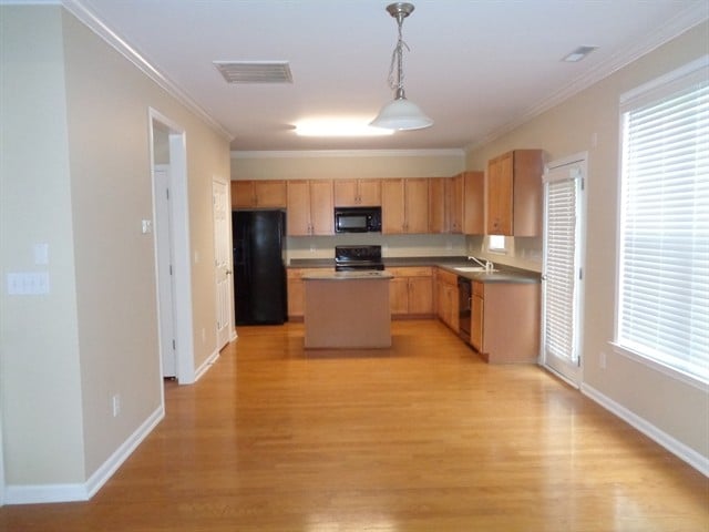 Building Photo - 100 Pearson Pl