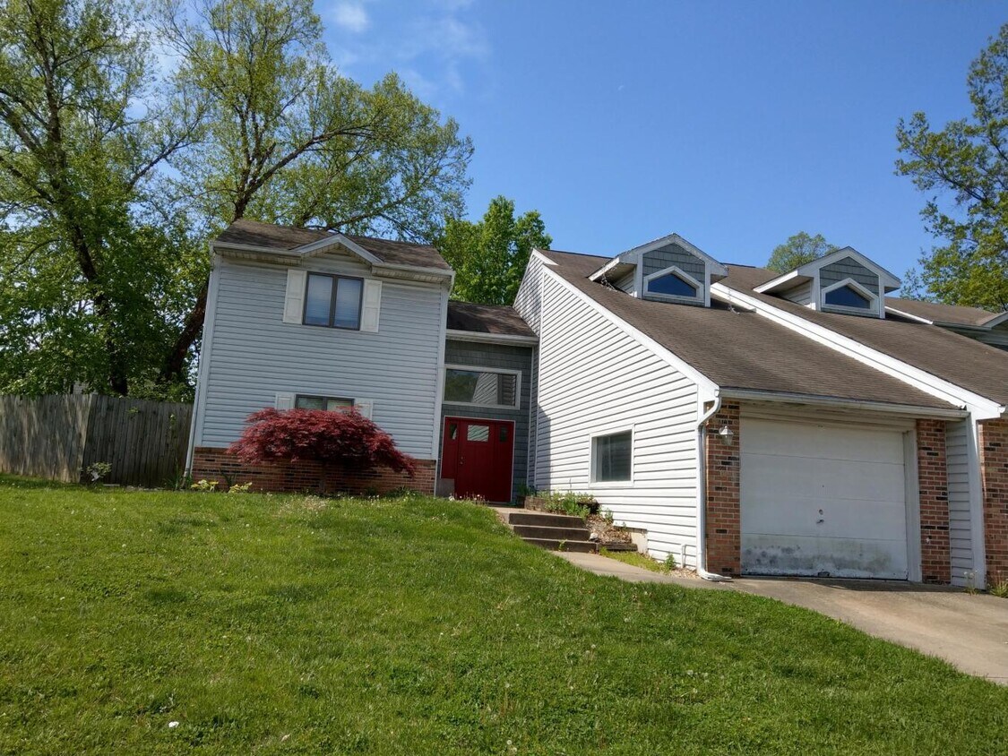 Primary Photo - 208 Briarcrest Ct
