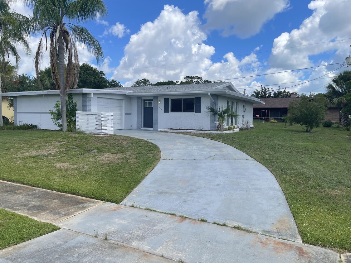 Primary Photo - 1054 Daytona Dr NE