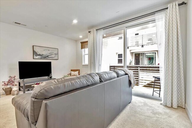 Building Photo - 2 BEDROOM CONDO IN BEAUTIFUL FREMONT COMMU...