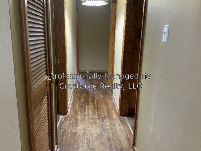 Building Photo - 306 Poplar St