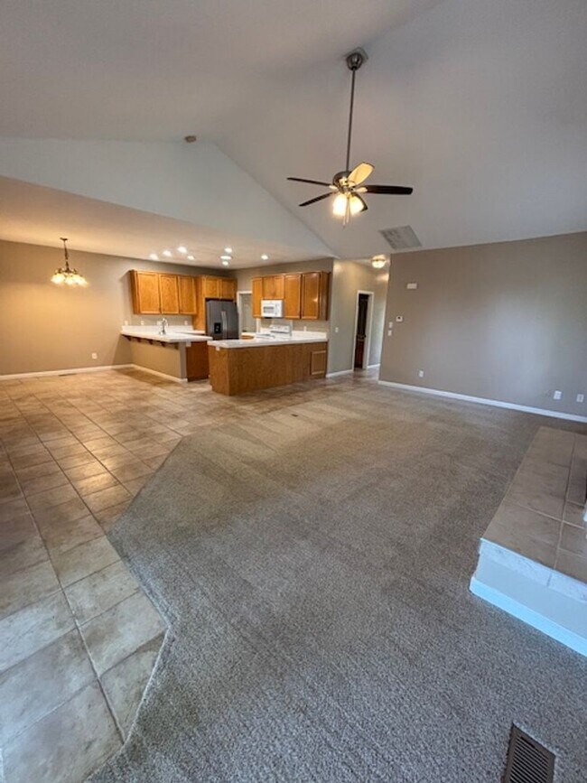 Foto del edificio - Three bed, two bath unit conveniently located off of Bell Road!