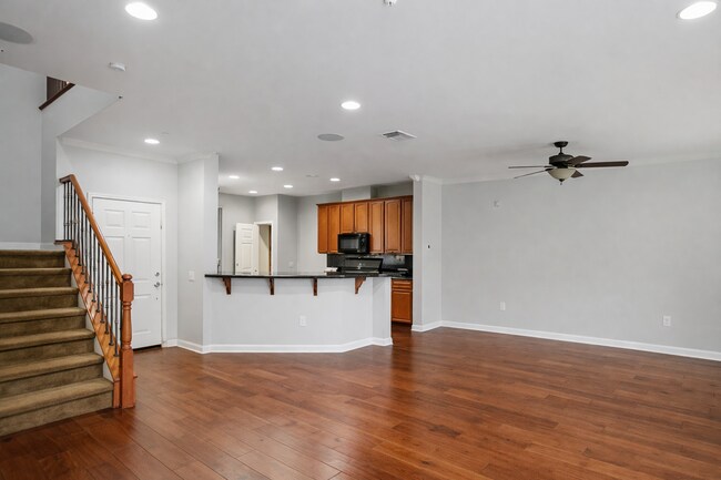 Foto del edificio - Wonderful 2 Story 3 bedroom Condo walking distance to Victoria Gardens Mall.