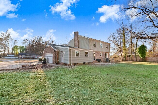 Foto del edificio - SPACIOUS & UPDATED 2-Story in Goldsboro *Convenient Location*