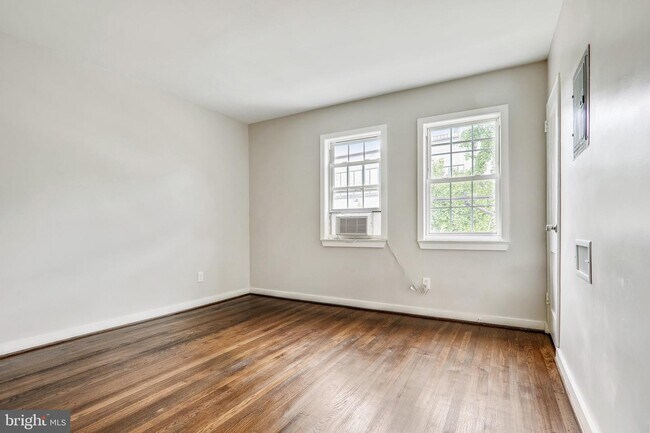 Building Photo - 1733 Holbrook St NE