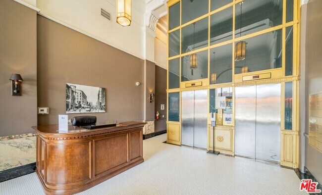 Building Photo - 257 S Spring St