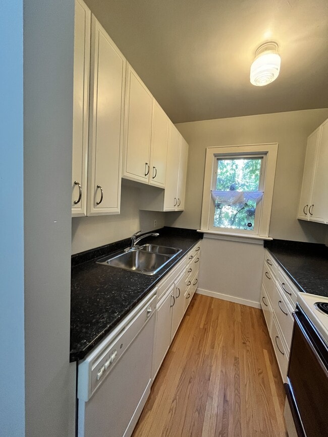 Building Photo - 417 5th Ave N