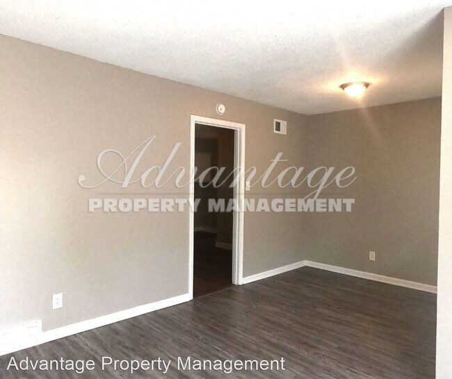 Foto del edificio - 3 br, 2 bath House - 366 Granville Ave.