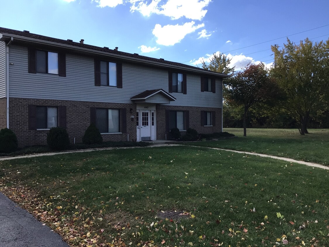 Front of building. - 440 Echo Ln