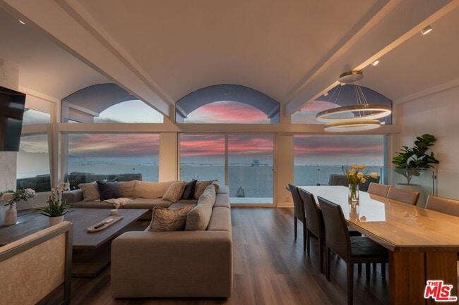 Building Photo - 3806 Ocean Front Walk