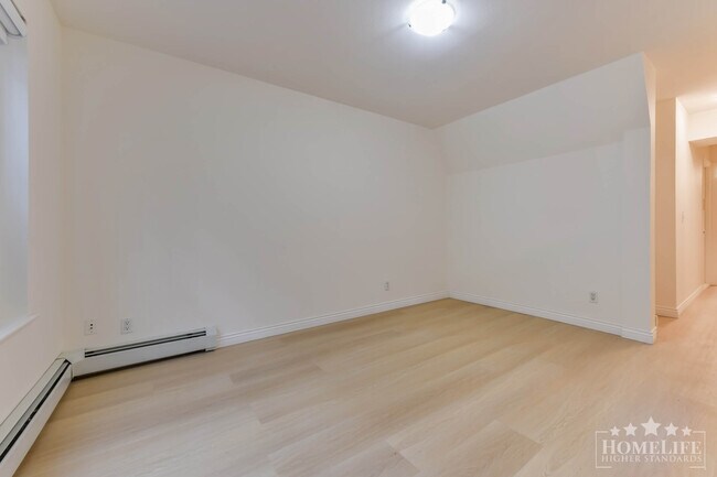 Photo du bâtiment - Bright 2 Bedroom Basement Suite in Quiet Cloverdale Location All Utilities Included