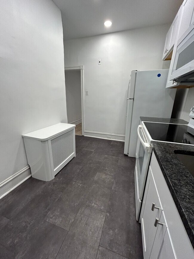 Building Photo - Newly renovated 3 bedroom lots of storage ...