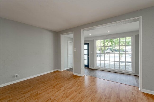 Building Photo - 807 W 12th St