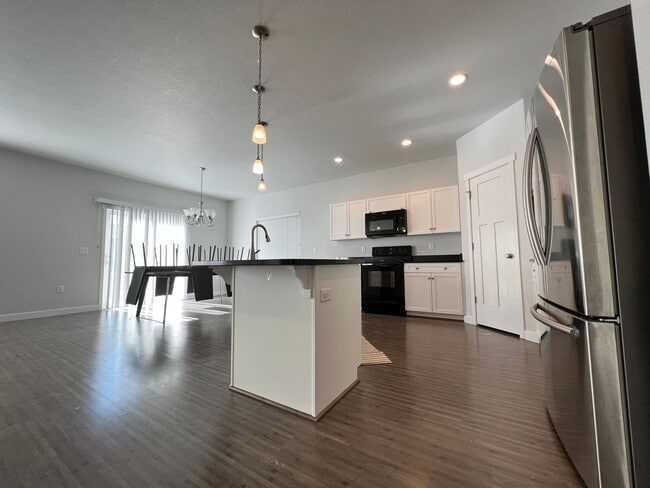 Building Photo - 3 Bd/2.5 Ba Single Family Home in Bluffdale
