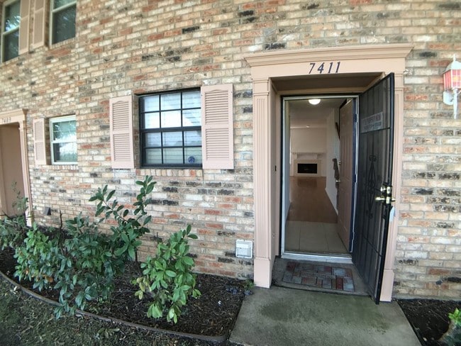 Building Photo - 7411 Kingswood Cir