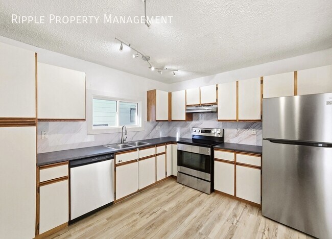 Photo du bâtiment - INCREDIBLE RENOVATED 3 BEDS, 1 BATHS UPPER | NEW APPLIANCES & WINDOWS | DESIRABLE LOCATION