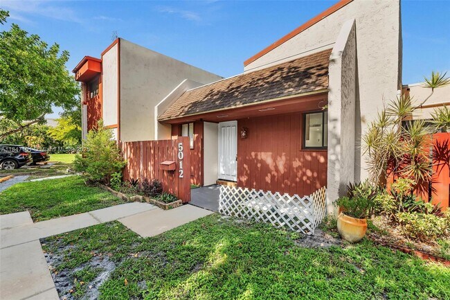 Building Photo - 5012 SW 40th Ave
