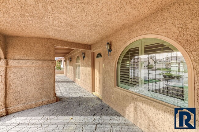 Building Photo - Spacious, Single Story 3 BD Renovated
