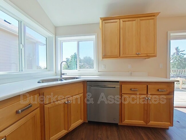 Building Photo - 523 Coastal View Dr