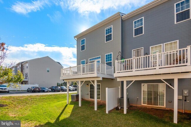 Building Photo - 8772 Elsing Green Dr