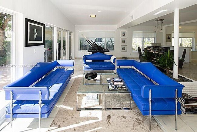 Building Photo - 5570 La Gorce Dr