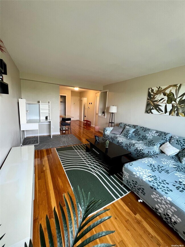 Foto del edificio - 211-02 73rd Ave