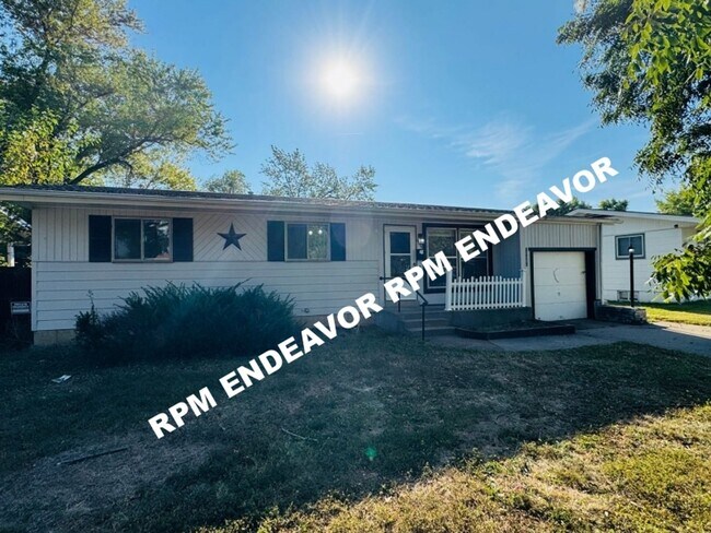 Building Photo - 3 Bed 1.5 Bath. Move in Ready! Deposit Fre...