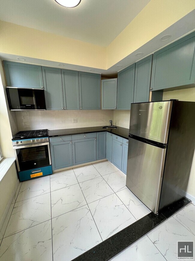 Foto del edificio - 2BR 1BA Original Layout Renovated 5th Ave Park Slope