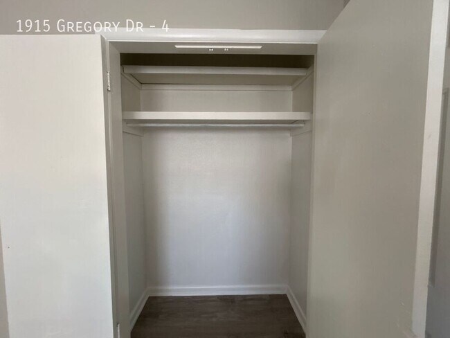 Foto del edificio - 1915 Gregory Dr