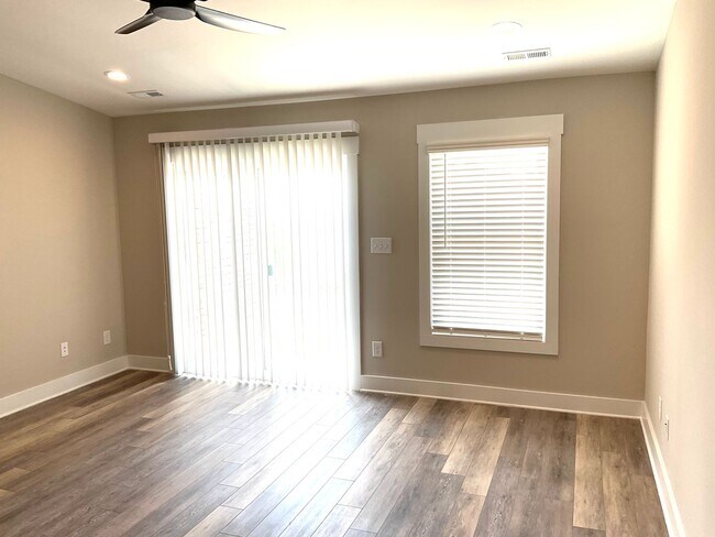 Foto del edificio - Court Square Town Home Duplex Apartment wi...