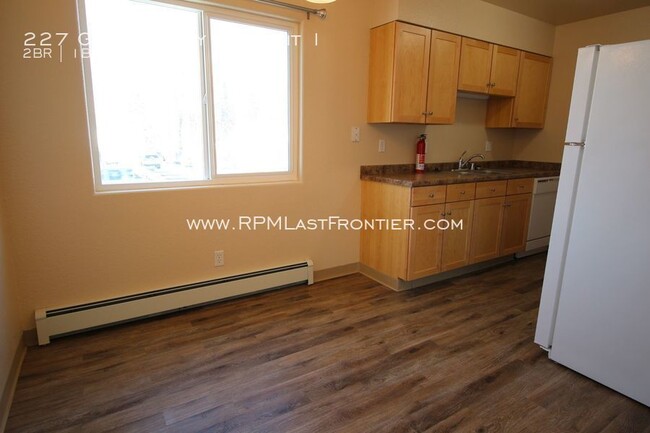 Foto del edificio - Remodeled top floor apartment! Close to base!