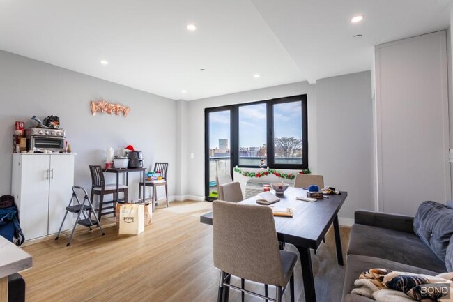 Foto del edificio - 3 bedroom in Queens NY 11102