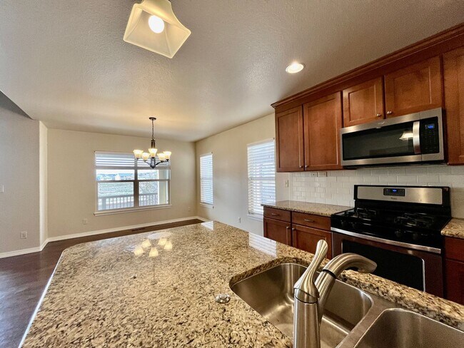 Foto del edificio - Beautiful Four Bedroom, 3 Bath, Plus Main ...